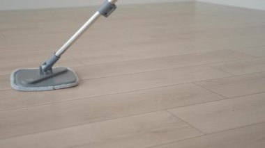 Paspas parke zeminde süzülür, temiz ve parlak bir alanda..