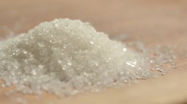 Tahta masaya beyaz şeker düşürme yavaş çekim ,