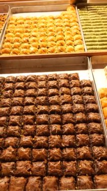 Pastanede bir dizi lezzetli Türk baklavası keşfedin..