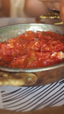 Bir tavada karıştırılan Türk erkeklerinin yakın çekimi.