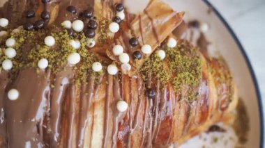 Cazip bir tatlının zengin çikolata ve gevrek fındıklarla yapılışına bakın..