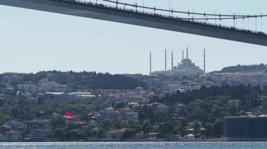 İstanbul 'un açık manzarası görkemli bir cami ve üzerinde bir köprü gösteriyor.