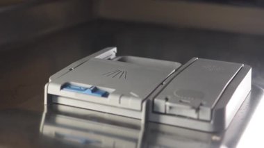 Bulaşık makinesinin Deterjan Kapsüllerinin Kapanışı.