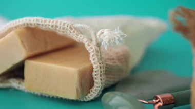 Çevre dostu sabunun sürdürülebilir bir yaşam tarzı için nasıl paketlendiğini keşfedin.