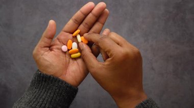 Sağlık sigortası için el ele tutulan farklı vitaminleri gösteriyor.