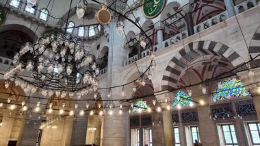 Camideki güzel mimariyi ve vitrayları keşfedin..