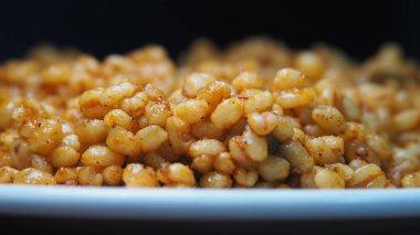 Tabakta bulgur pirincine yakın çekim.