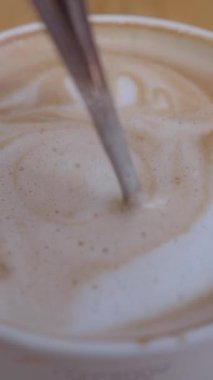 Zengin kahve kreması yumuşak bir tat vermek için kaşıkla karıştırılıyor..