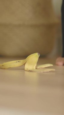 Ev ortamında muz kabuğu kayması .