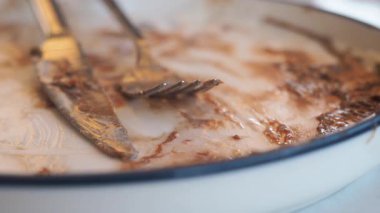 Boş tabakta arkadaşlarla paylaşılan lezzetli bir yemek belirtileri var..