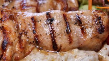 Harika baharatlarla sulu tavuk göğsü pişirmeyi öğren..