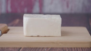 Kesme tahtasındaki Paneer.