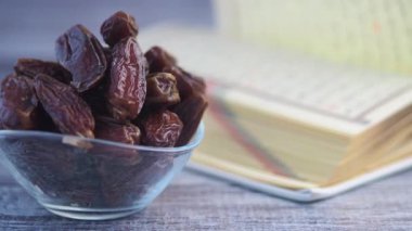 Taze tarihler ve Kuran 'ın kutsal kitabı. .