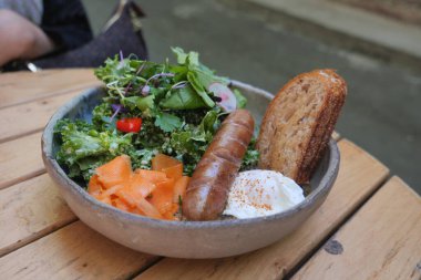 Sosisli, haşlanmış yumurta ve sebzeli sağlıklı salata..