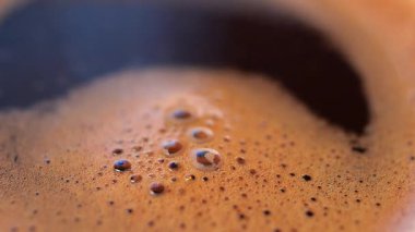 Zengin renkler ve dokularla demlenen kahvenin güzelliğinin tadını çıkar..