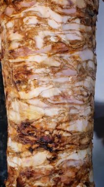 Nazik shawarma, hareketli bir pazarda taze taze dilimlenir..