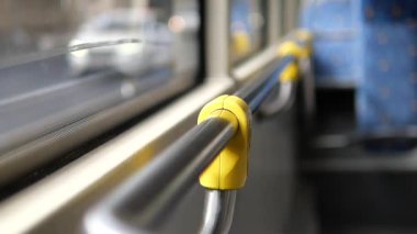 Otobüsteki tırabzan görüntüsü, sabah transit görüntüsü..