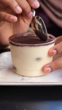 Kremalı ve çikolata soslu lezzetli bir tatlıyı tatmak..