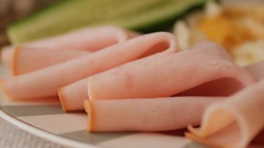 Öğle yemeği için jambon dilimlemeyi öğrenin..