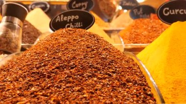 Çeşitli aromalarla dolu işlek bir pazarda renkli baharatlar keşfedin..