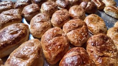 Lezzetli altın ekmeğin tadını çıkarın..