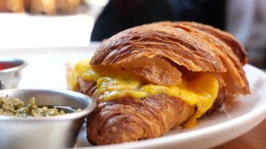 Erimiş peynirle dolu lezzetli bir kruvasan bir kafede servis edilir..