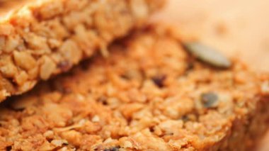 Bir masanın üzerindeki granola çubuğunun yakın çekimi. .