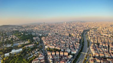 Şafak vakti İstanbul 'da canlı bir şehir manzarası çatıları ve sokakları gösteriyor.