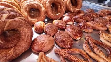 Müşteriler markette çeşitli fırınlanmış mallardan hoşlanırlar..