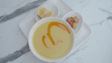 Bir kase taze limon ve çıtır çıtır kıtır kremalı çorbanın tadını çıkar..