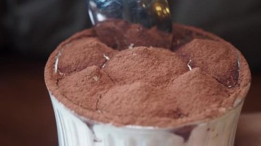 Basit malzemelerle lezzetli bir tiramisu tatlısı yapmayı öğren..