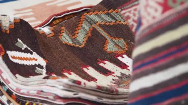 Parlak renkler ve el yapımı tekstil desenleri ziyaretçileri memnun eder.