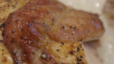 Lezzetli kızarmış tavuk, mükemmel pişmiş altın gibi, çıtır çıtır tenli..
