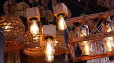 Sıcak, davetkar bir yerde eşsiz el yapımı aydınlatma armatürlerini keşfedin.