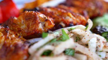 Taze salata ve sebzeyle servis edilen ızgara tavuk..