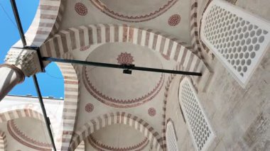 Cami mimarisinin karmaşık tasarımlarını ve güzelliğini aşağıdan keşfedin..