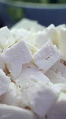 Çeşitli yemek ve atıştırmalıklar için yumuşak peynir küpleri.