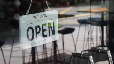 Müşteriler açık tabelalı kafeye davet edilir..