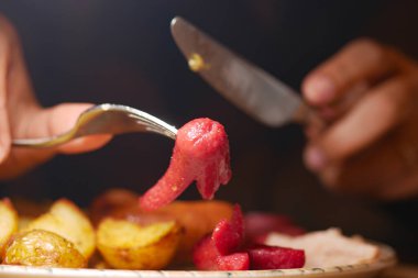 Lokantalar taze etin ve tabakta kızarmış patatesin tadını çıkarırlar, lezzete odaklanırlar..