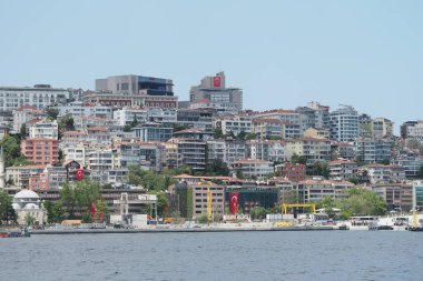 Sahil boyunca binaların yer aldığı İstanbul kentinin manzarası.