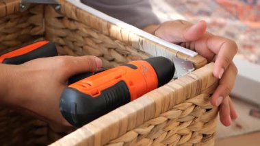 Evdeki temel araçları kullanarak örülmüş bir depolama sepeti oluşturmak için kolay adımlar.