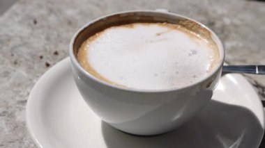 Güneşli havada şekerli cappuccino.