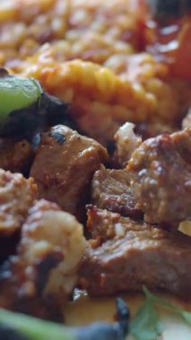 Renkli pirinç ve taze sebzelerle birlikte lezzetli ızgara et..