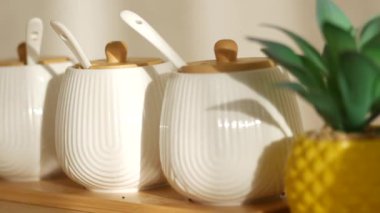 Cazibe katan ve malzemeleri düzenli tutan dekoratif mutfak kavanozlarını keşfet.