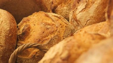 Altın ekmek somunları sıcak bir fırında sergileniyor, tazelik sergileniyor..