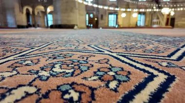 Eski caminin zeminini süsleyerek sükunet katan desenli bir halı..