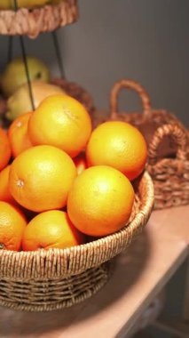 Yerel bir pazarda parlak portakallarla dolu bir sepet..