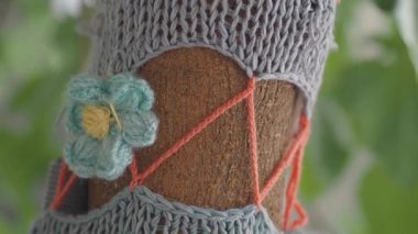 İplik ağacı, çiçek süslemeleriyle dolu..