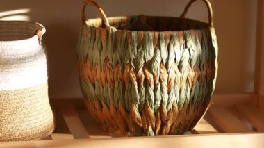 Çok güzel örülmüş bir sepet sanat tasarımı ve renkleri sergiliyor..