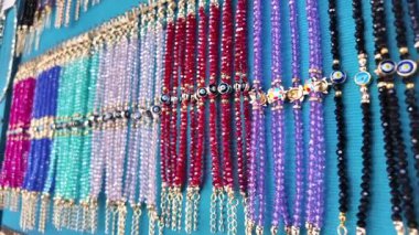 Satılık farklı renkli el yapımı mücevherler sergileniyor..